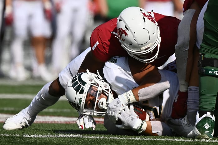 Washington State Cougars linebacker Daiyan Henley tackles Colorado State running back Jaylen Thomas in week 3.